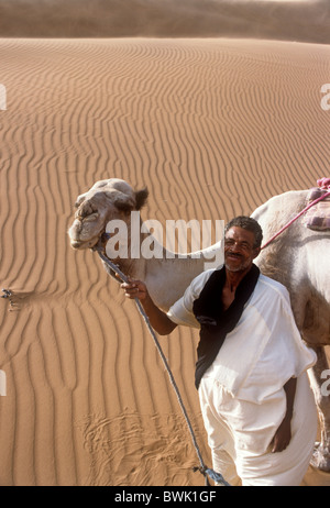 Berber Tribesman portando il suo cammello nel deserto del Sahara, Merzouga, Marocco, Africa del Nord Foto Stock