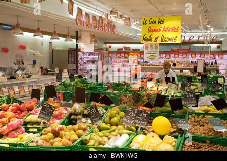 Supermercato Francia; frutta e ortaggi per la vendita in un supermercato a Meaux, Ile de France, Francia settentrionale Foto Stock