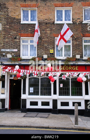 Patriotic Saint George bandiere al di fuori del Pub Inglese Greenwich Londra Inghilterra Foto Stock