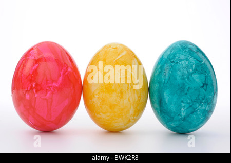 Linea di colorate uova di pasqua isolato su sfondo bianco