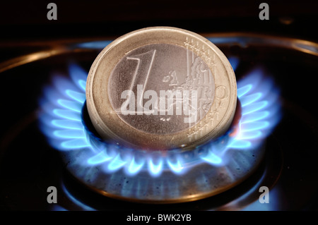 Collage con gas e la masterizzazione di euro come simbolo per gli alti costi energetici Foto Stock