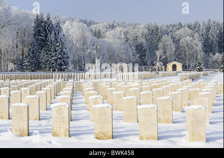 Coperta di neve tombe e croce Durnbach nel cimitero di guerra, il lago Tegernsee, Duernbach, Alta Baviera, Baviera, Germania Foto Stock