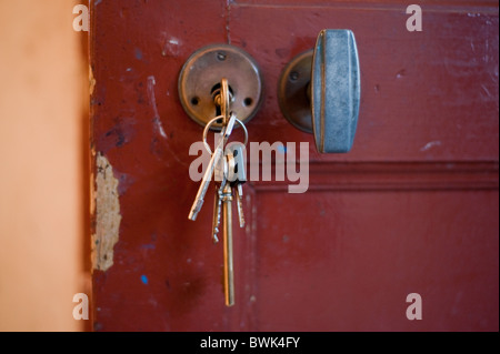 Parigi, Francia,, Keys, sul portachiavi nella vecchia serratura di legno Foto Stock