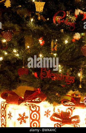 Albero di natale con decorazioni di close-up Foto Stock