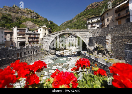 Ponte romano supera il torrente Lys, Pont-Saint-Martin, Valle d'Aosta, Italia Foto Stock