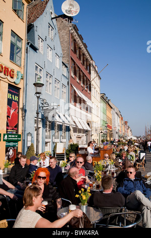 I giovani nel Bistro Norden su Amagertorv shopping street, Copenhagen, Danimarca Foto Stock