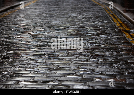 In ciottoli bagnata vecchia stradina nel quartiere Duomo zona di Belfast Irlanda del Nord Regno Unito Foto Stock