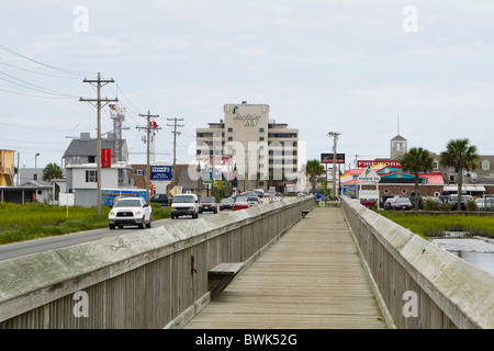 La palude boardwalk, lungo Atlantic Avenue, andando in città giardino, SC, Stati Uniti d'America. Garden City è appena a sud di Myrtle Beach, SC, Stati Uniti d'America. Foto Stock