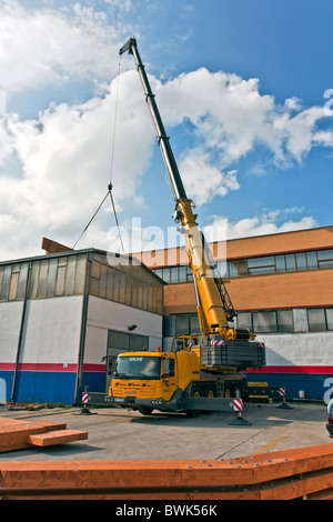 Camion gru di carico del magazzino materiali Foto Stock