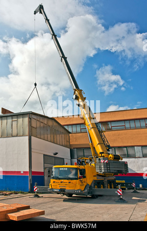 Camion gru di carico del magazzino materiali Foto Stock