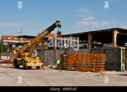 Camion gru di carico del magazzino materiali Foto Stock