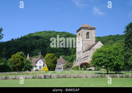 Little Malvern Priory e Little Malvern corte, contro il Malvern Hills, in Little Malvern, Worcestershire, Inghilterra Foto Stock