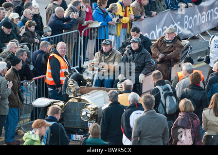 Jochen Mass ex tedesco Racing Driver in Mercedes Londra Brighton Veteran Car Run 2010 arrivando Finish Brighton Sea Front Foto Stock