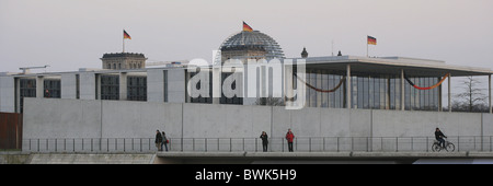 Paul-Loebe-building e la cupola del Reichstag, quartiere governativo, Berlino, Germania Foto Stock