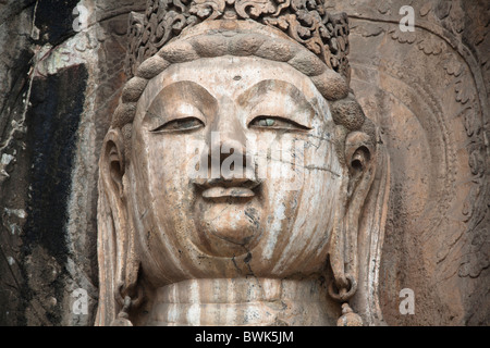 Scolpito statua del Buddha, Fengxian tempio, le Grotte di Longmen e grotte, Luoyang, nella provincia di Henan, Cina. La Dinastia Tang Foto Stock