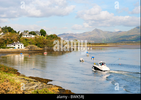 A nord-est fino alla foce del Afon Glaslyn river a Borth-y-Gest, Porthmadog, alle montagne di Snowdonia. Gwynedd, Wales, Regno Unito Foto Stock
