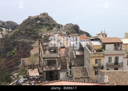 Vista su Castelmola e Taormina, Provincia di Messina, Sicilia, Italia, Europa Foto Stock