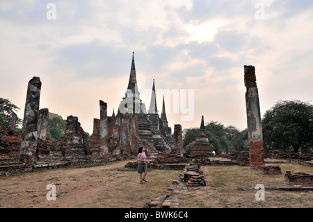 Le rovine di Wat Phra Sri Sanphet tempio di sera, old kingdomtown Ayutthaya, Thailandia, Asia Foto Stock