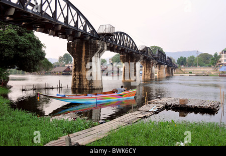 Barca a Railwaybridge oltre il fiume Kwai, Kanchanaburi, Thailandia, Asia Foto Stock