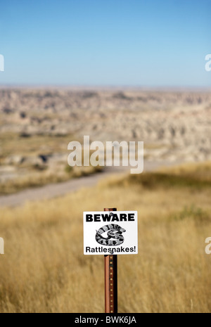 Un segno di attenzione di lettura rattlesnakes nel Parco nazionale Badlands nel Dakota del Sud, Stati Uniti d'America Foto Stock