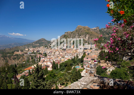 Vista da Taormina al Monte Etna, Taormina, provincia di Messina, Sicilia, Italia, Europa Foto Stock