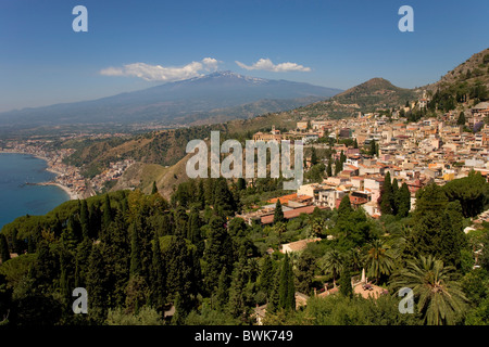 Vista da Taormina al Monte Etna, Taormina, provincia di Messina, Sicilia, Italia, Europa Foto Stock