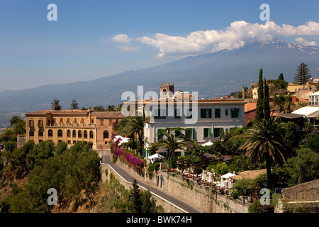 Vista su Taormina verso il monte Etna, provincia di Messina, Sicilia, Italia, Europa Foto Stock