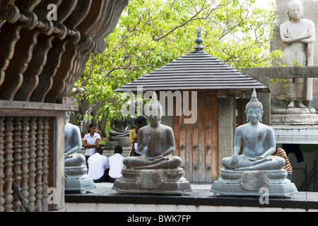 Buddisti al Seema Malaka tempio sul lago di Beira, Colombo, Sri Lanka, Asia Foto Stock