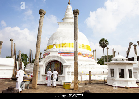 Tutti vestiti di bianco pellegrini buddista a Tuparama, Sri Lankas più antico stupa, Maha Vihara, città sacra, Anuradhapura, Sri Lanka, Foto Stock