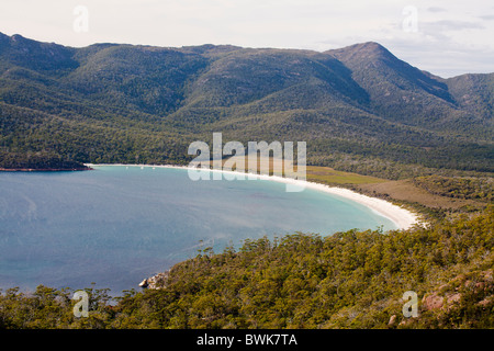 Le scintillanti sabbie bianche della Wineglass Bay nel Parco Nazionale di Freycinet Coles Bay Tasmania Foto Stock