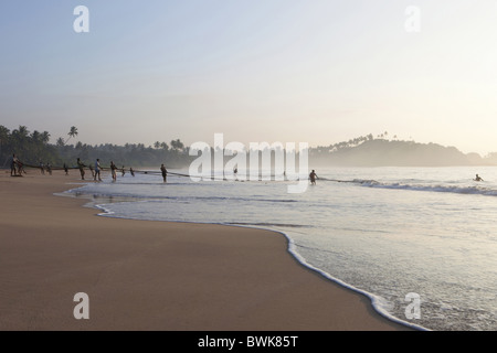 I pescatori al mattino alla spiaggia Talalla tirando nella loro rete da pesca, Talalla, Matara, South Coast, Sri Lanka, Asia Foto Stock