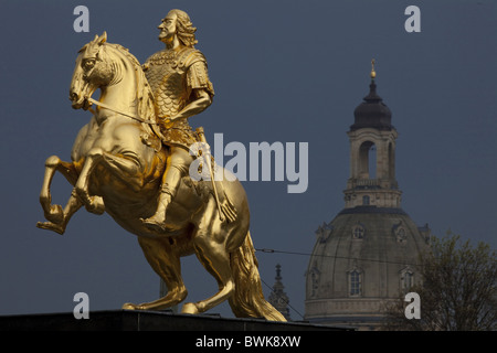 Der goldene Reiter, il golden scultura equestre del re Augusto il Forte, Agosto II, cupola della Frauenkirche, chiesa di Foto Stock