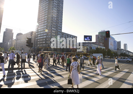 Le persone che attraversano il Al Jana Pawla II street al Rondo Onz, Varsavia, Polonia, Europa Foto Stock