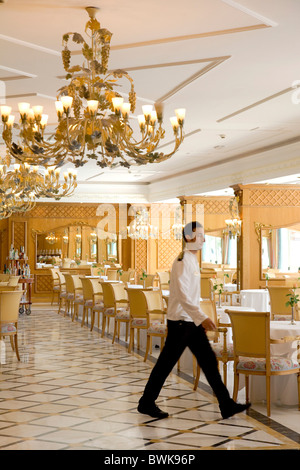 La sala da pranzo, Hotel Mazzaro Sea Palace, Mazzaro bay, Taormina, provincia di Messina, Sicilia, Italia, Europa Foto Stock