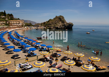 Spiaggia, Mazzaro la balneazione bay, Taormina, provincia di Messina, Sicilia, Italia, Europa Foto Stock