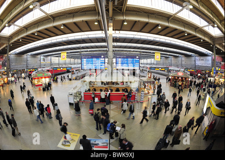 Ora di punta del traffico, persone in movimento alla stazione principale di Monaco di Baviera, treni in background, la stazione principale di Monaco di Baviera, Monaco di Baviera, Baviera, Ba Foto Stock