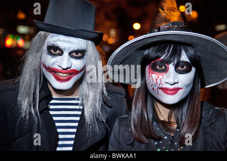 Scary mime-volto giovane a NYC Greenwich Village Halloween Parade Foto Stock