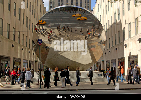 Specchio di cielo Anish Kapoor arte specchio specialità pezzo di arte persona pedonale della città di Rockefeller Plaza gonna f Foto Stock