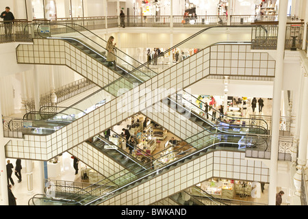 Persone su scale mobili al grande magazzino Le Bon Marché, 7th Arrondissement, Parigi, Francia, Europa Foto Stock