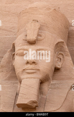 Gigantesca statua del tempio di Ramses II, Abu Simbel Egitto, Africa Foto Stock