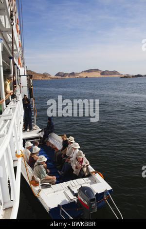 I passeggeri della nave da crociera Prince Abbas in una barca a motore, lago Nasser, Egitto, Africa Foto Stock