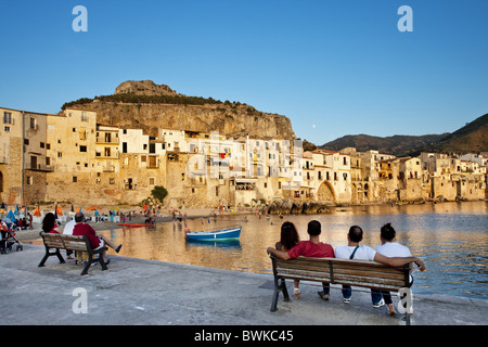 La città vecchia, Cefalú, Palermo, Sicilia, Italia Foto Stock
