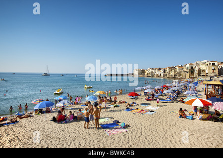 Spiaggia, Cefalú, Palermo, Sicilia, Italia Foto Stock