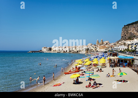 Spiaggia, Centro storico, la cattedrale e la scogliera La Rocca, Cefalú, Palermo, Sicilia, Italia Foto Stock