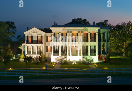 Nottoway Plantation House completata 1859, ora funziona come una locanda storica, Resort e di un ristorante esterno notte Foto Stock