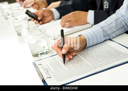 Immagine della fila di gente mani facendo qualcosa al seminario di business Foto Stock