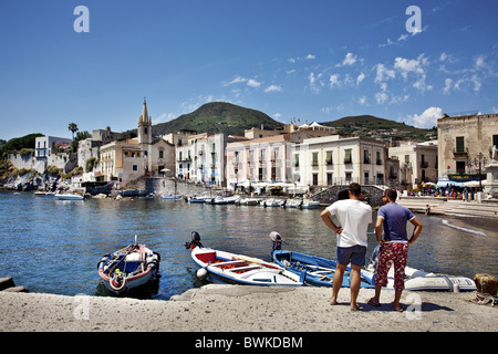 Il porto e la città di Lipari, Isola di Lipari, Isole Eolie, in Sicilia, Italia Foto Stock