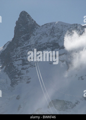 Cavo di antenna il trasporto per ferrovia funicolare Kleinmatterhorn nuvole Svizzera Europa canton Vallese montagne Foto Stock