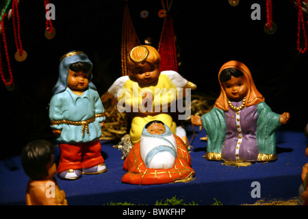 Natività con sacra famiglia in una mangiatoia a natale Foto Stock