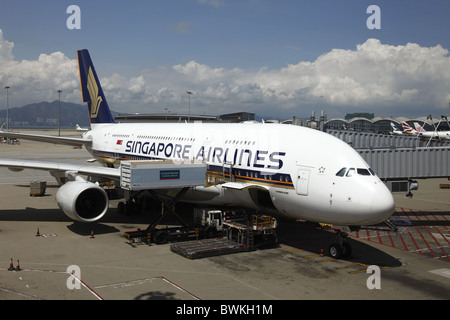 Cina, Hong Kong International Airport at Chek Lap Kok, Singapore Airlines Airbus A380 inserito sul terminale Foto Stock